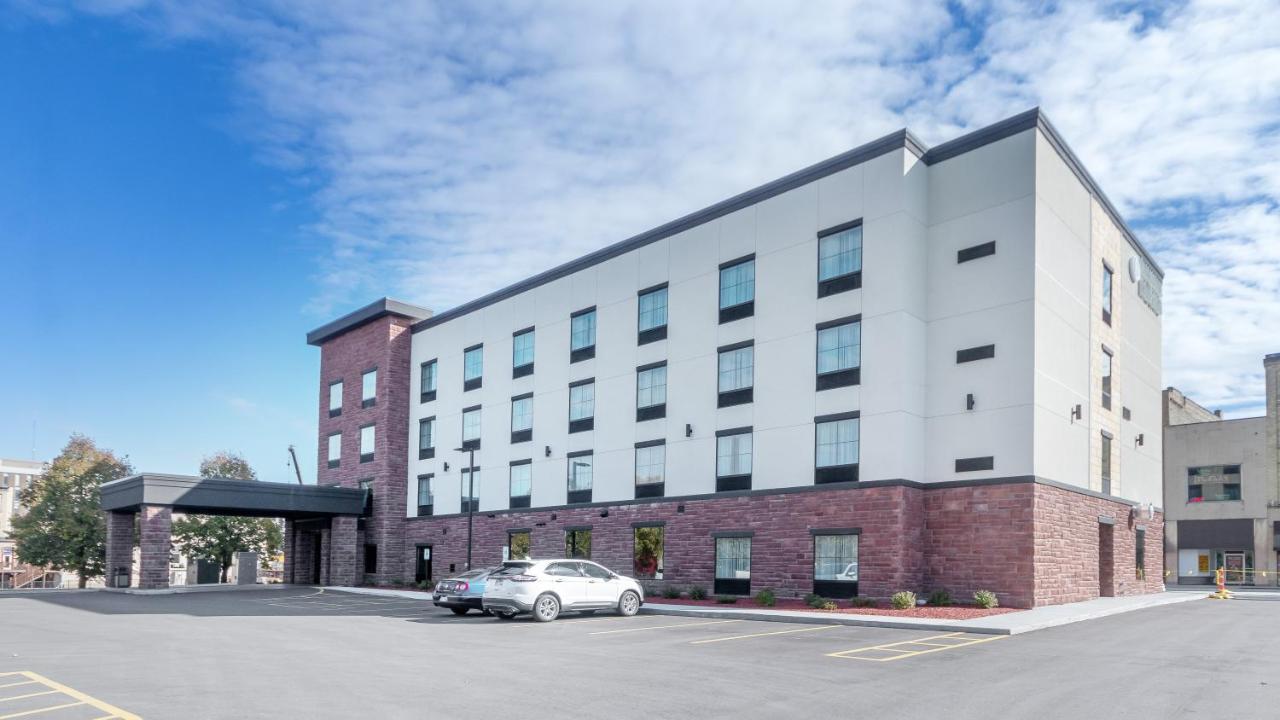 Cobblestone Hotel & Suites - Janesville Exterior photo